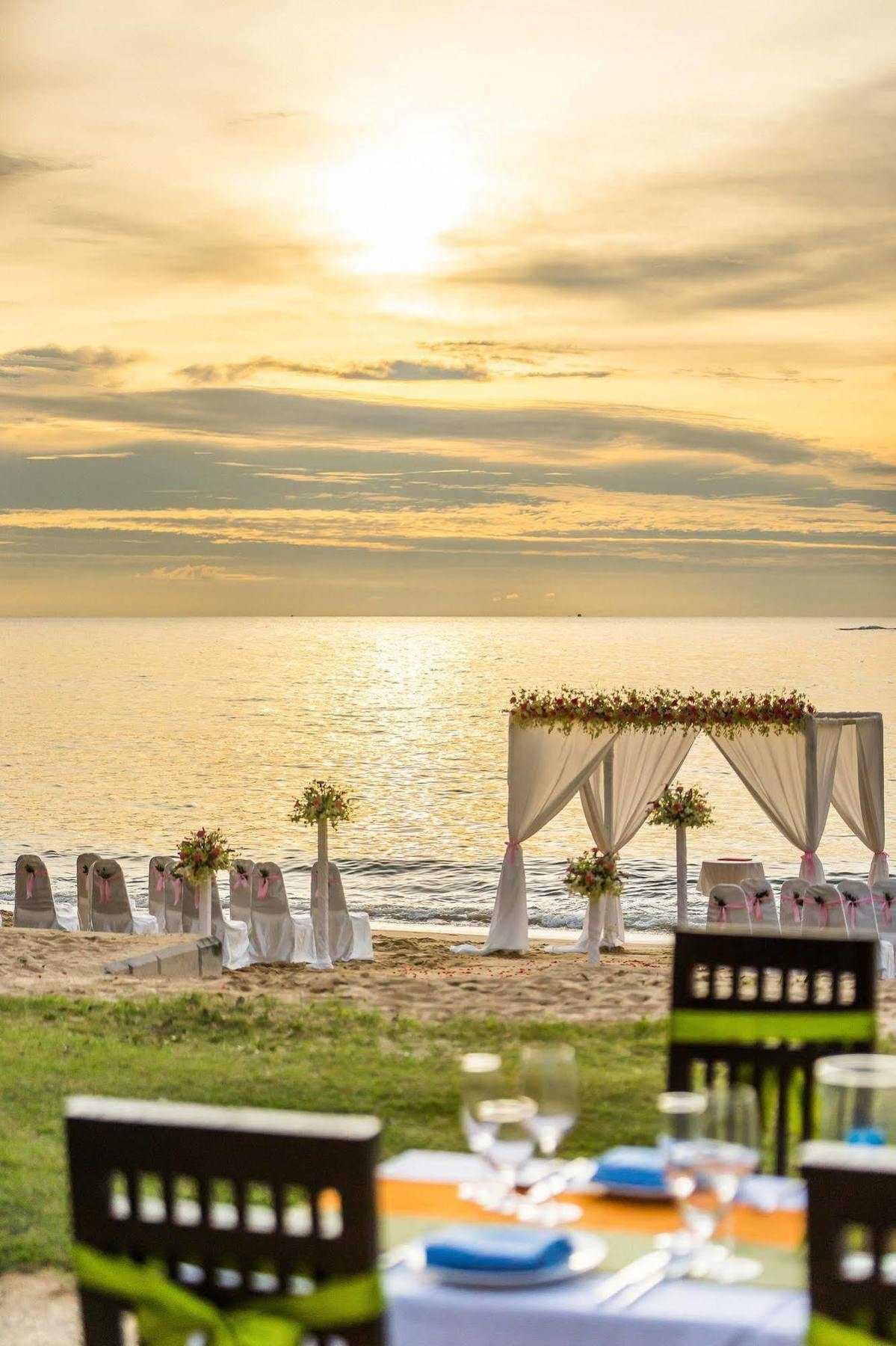 Hive Khaolak Beach Resort (Adults Only) Кхаулак Экстерьер фото